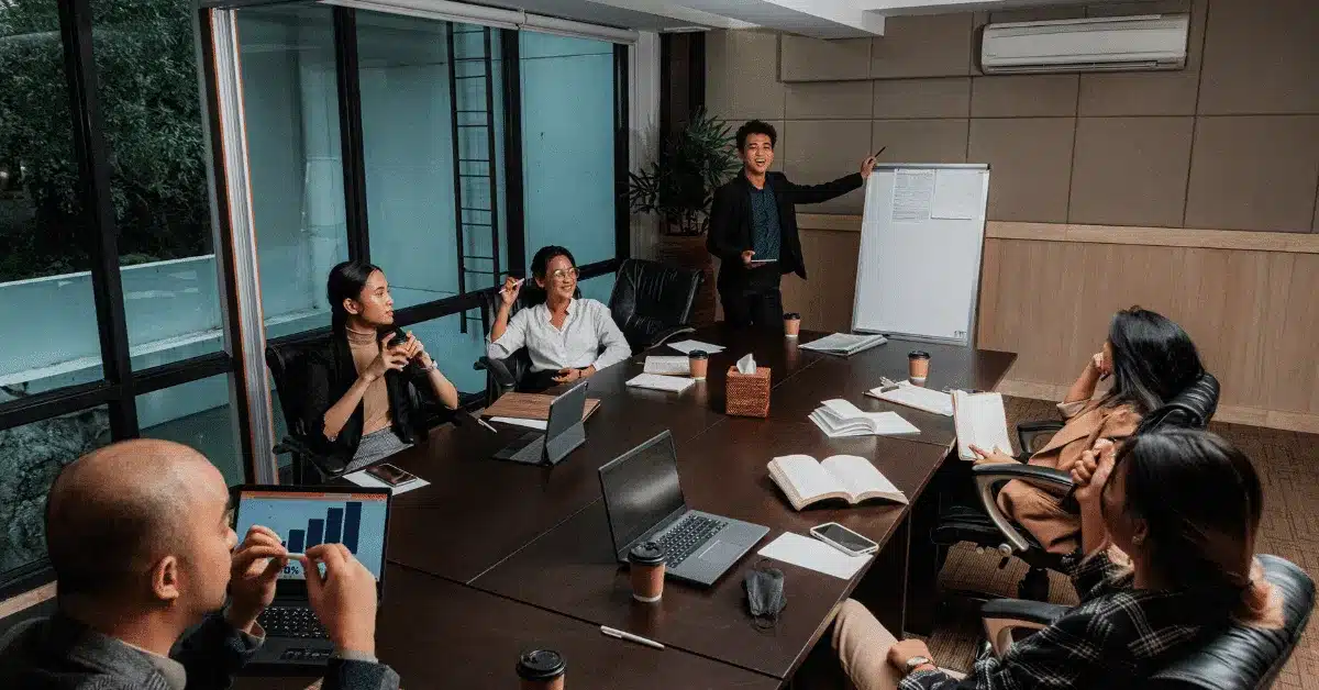 18 Best Practices in Performance Management For Start-Ups Manager and employee engaging in regular performance conversations to maintain clarity and momentum.